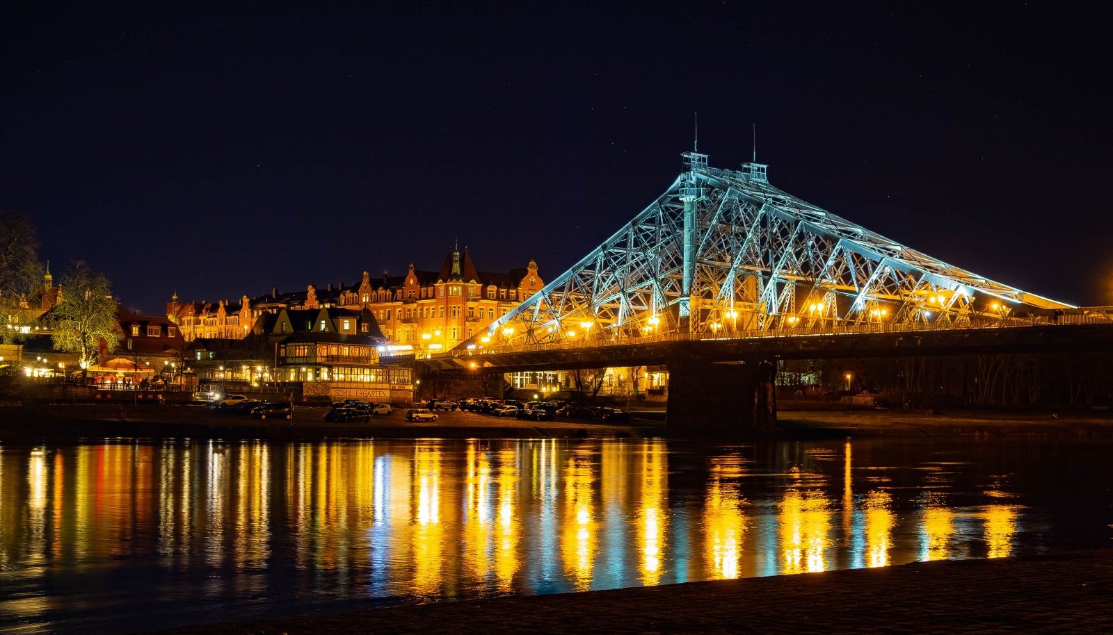 Blaue Wunder in Dresden bei Nacht
