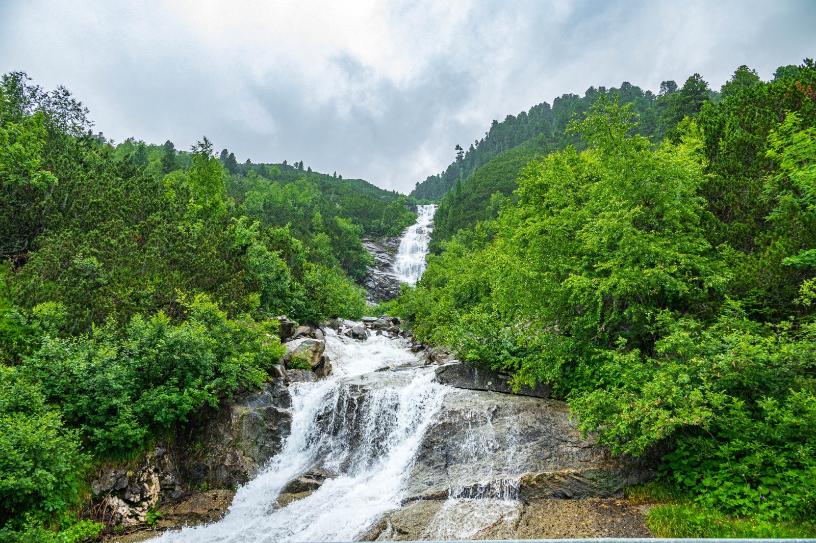Wasserfall am Schlegeisspeicher im Zillertal